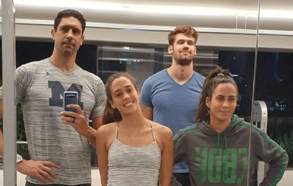Gustavo Borges, a esposa Barbara e seus filhos Luiz Gustavo e Gabriella