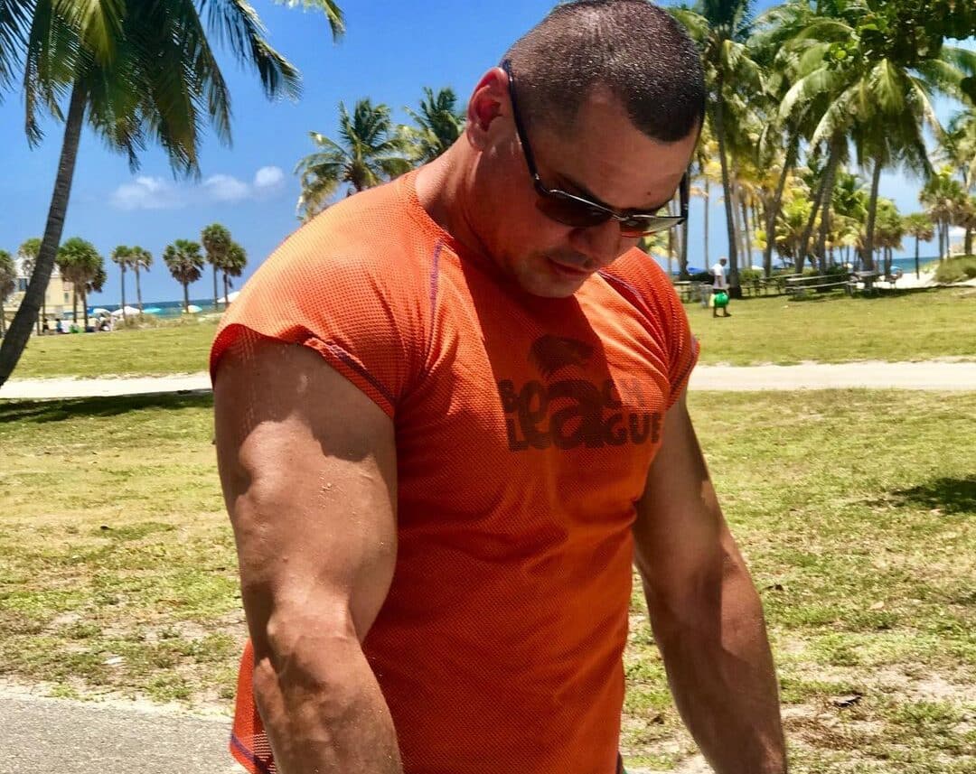 (Vídeo) Influencer fitness é espancado na rua por lutador de MMA