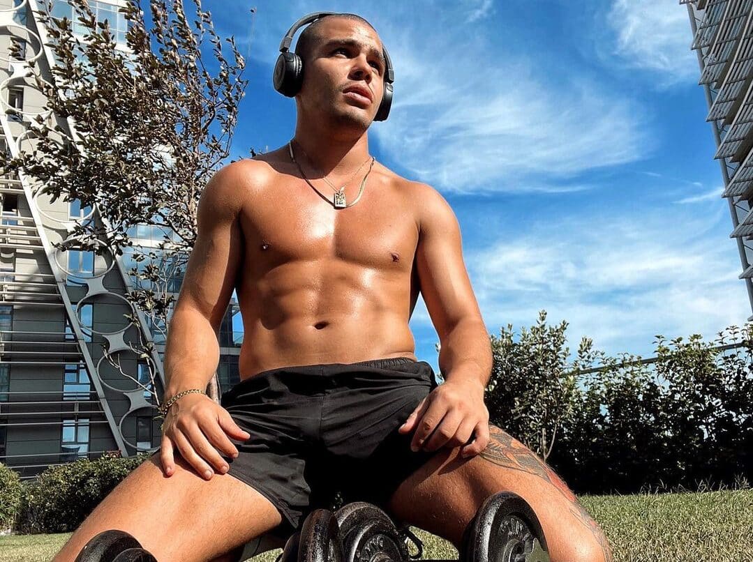 (Vídeo) Influencer fitness é espancado na rua por lutador de MMA