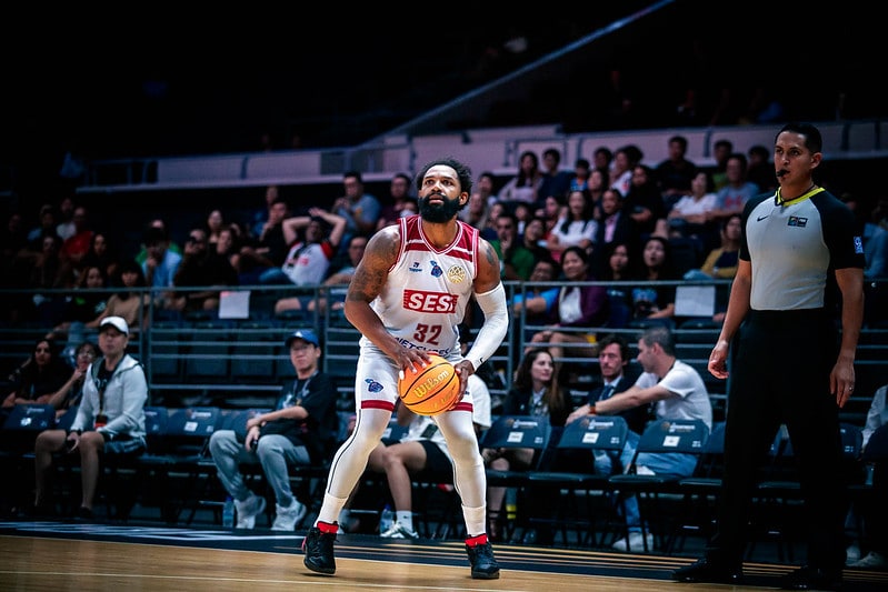 Astro americano do Franca Basquete se emociona em estreia no Mundial após afastamento