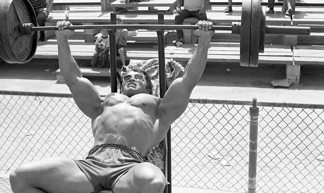 Ele é o Arnold Schwarzenegger da era moderna e põe medo em todos os fisiculturistas