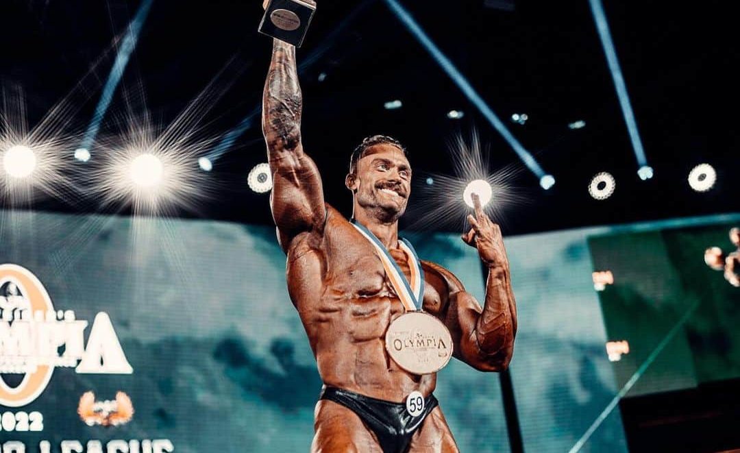 Ele é o Arnold Schwarzenegger da era moderna e põe medo em todos os fisiculturistas