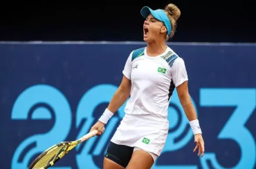 Brasil fica perto da disputa por medalhas após vitória de Laura Pigossi e Gustavo Heide