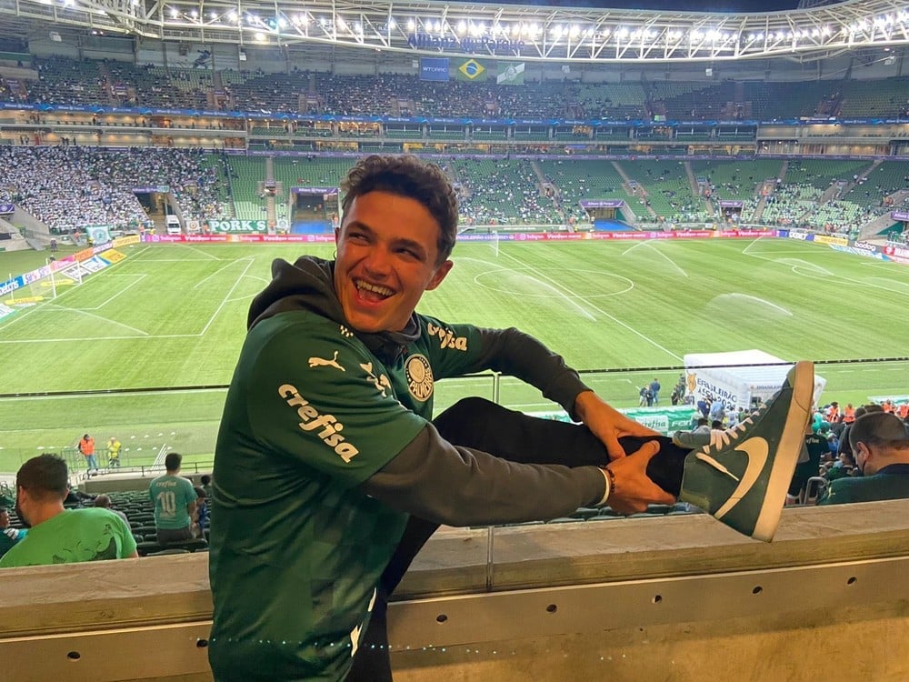 Piloto da F1 vibra com vitória do Palmeiras e comete gafe com o Botafogo