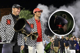 (Vídeo) Piloto da Ferrari é campeão no golfe da Netflix e fez isso com o troféu