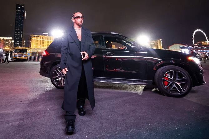 Lewis Hamilton chama a atenção no evento antes do GP de Vegas com vestimenta parecida com a do Matrix