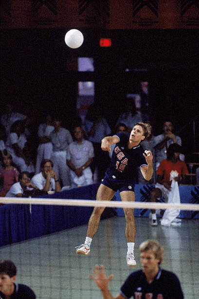 Karch Kiraly em ação pelo seu país no vôlei indoor