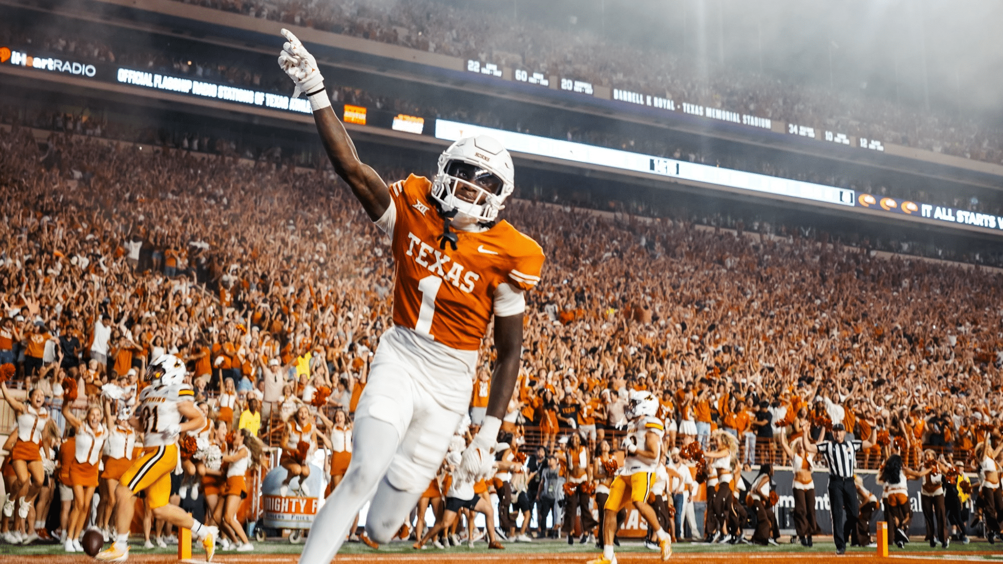 Xavier Worthy pela equipe do Texas no futebol universitário