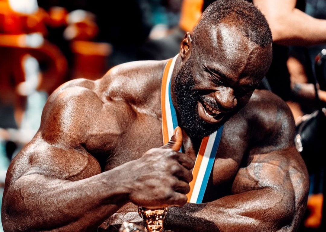 HISTÓRICO! Samson Dauda é o primeiro Mr. Olympia preparado por uma mulher (3)